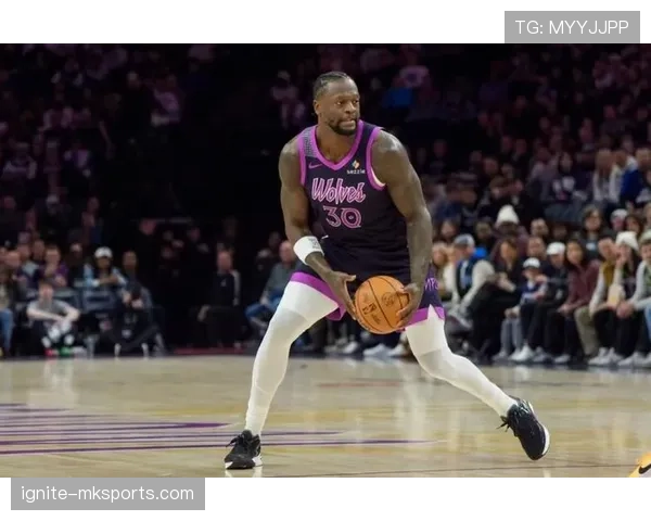 兰德尔突破制造错位提升进攻效率，明显拉开与内线同僚差距