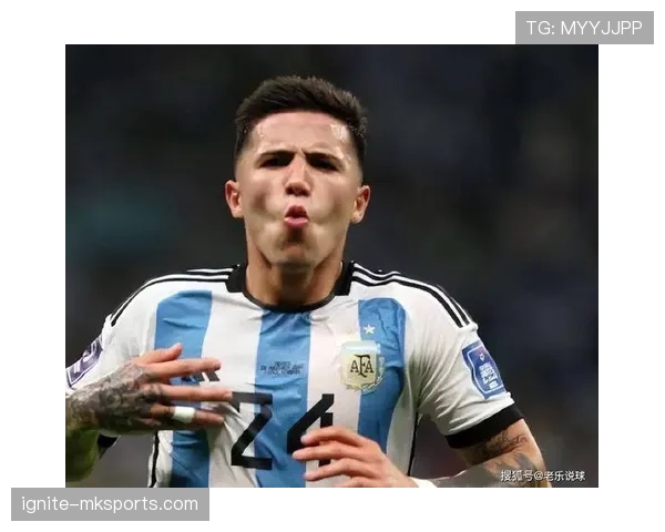 恩佐·费尔南德斯训练完回家路上还在背战术板，这人是拿足球当KPI冲吗